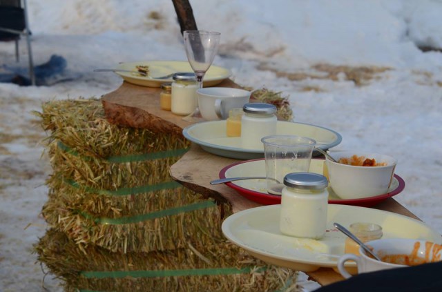 150315冬キャンプ牧草チェアと食べ物